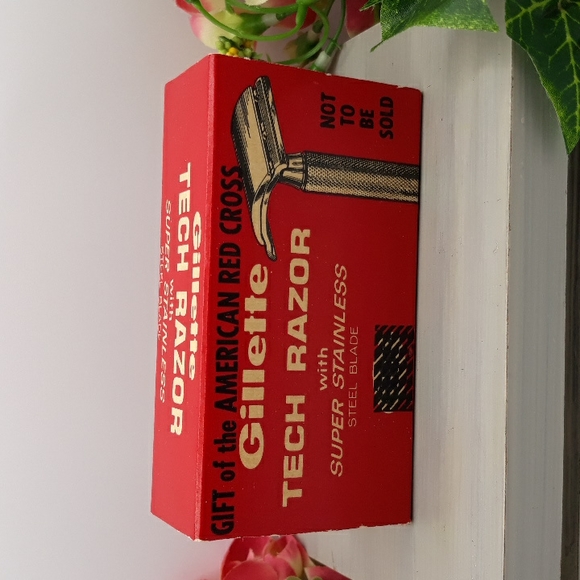 Vintage Gillette Tech Razer   Unused in Original Box Red Cross Issue 1950s - Picture 7 of 7